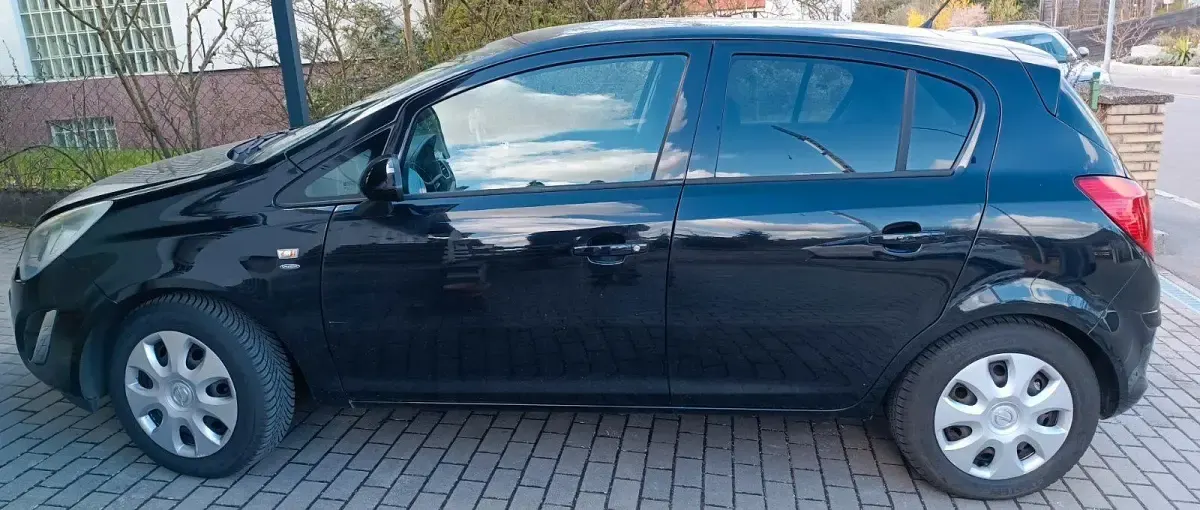 Używany Opel Corsa 85 KM (62 kW) 2011 Czarny Hatchback