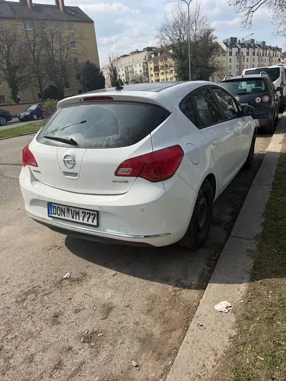Gebraucht Opel Astra Selection 110 PS (80 kW) 2014 Weiß Limousine