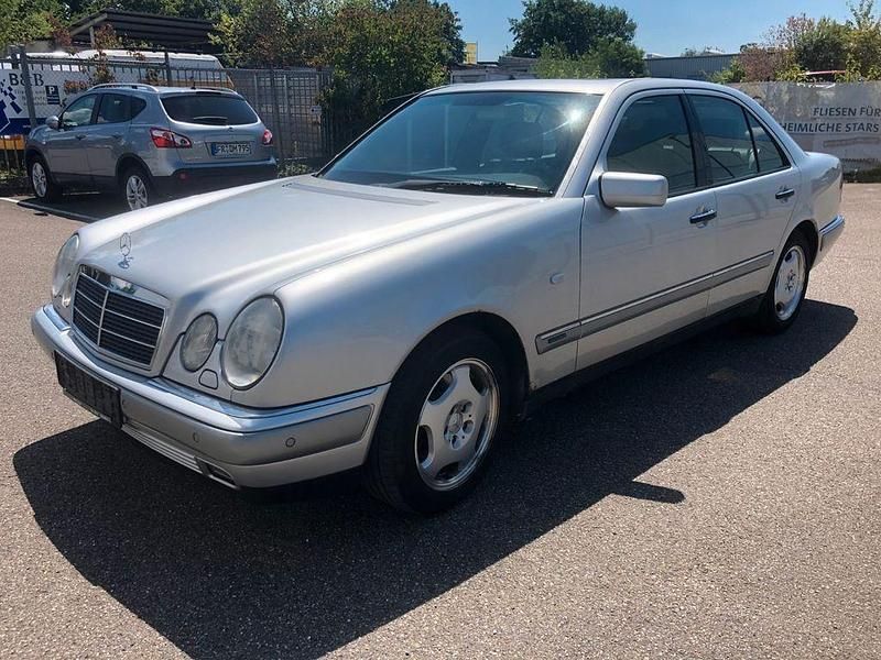 Silber Gebraucht 1997 Mercedes E280 Elegance Limousine | 2.350 € (Superpreis) - Bild 1/4