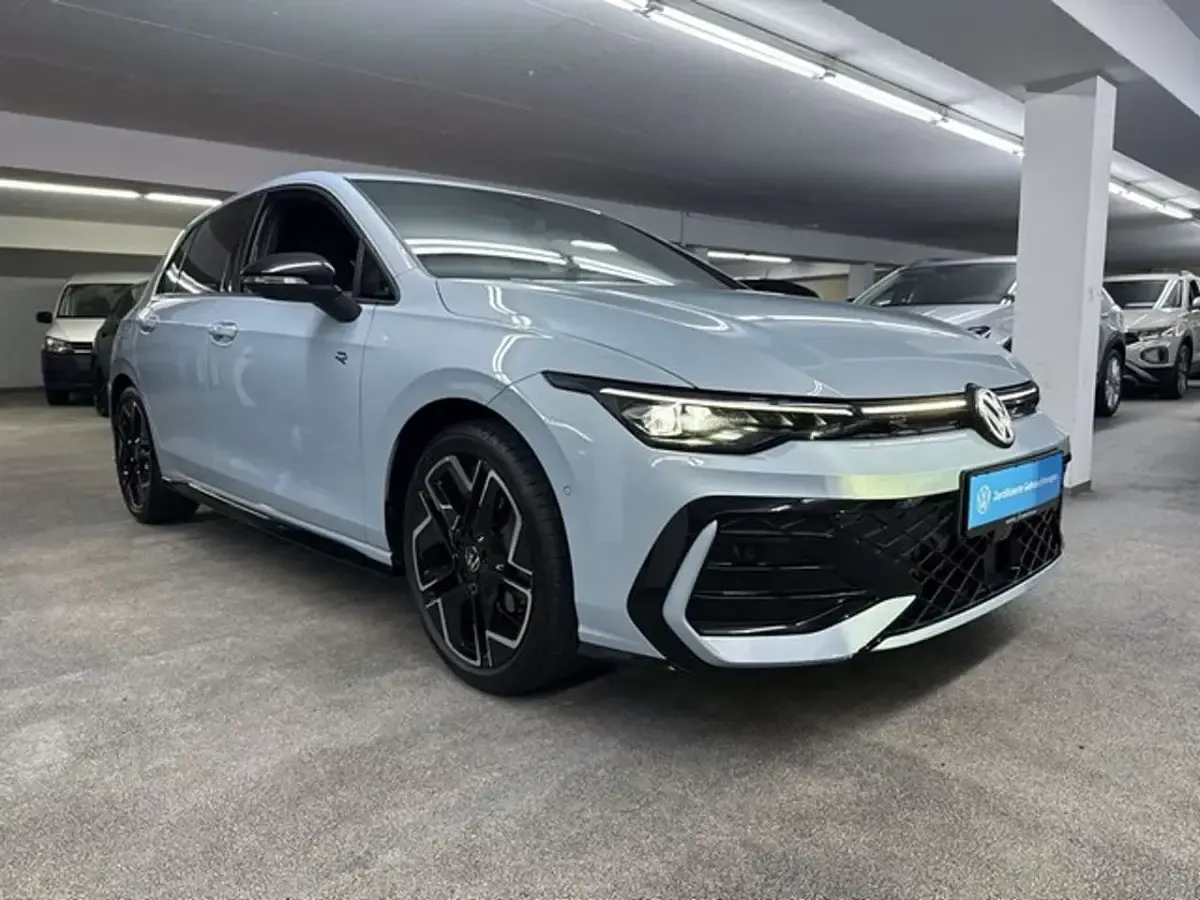 Gebraucht VW Golf VIII R 150 PS (110 kW) 2025 Crystal ice blue metallic Limousine