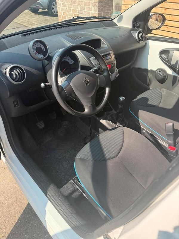 Gebraucht Peugeot 107 Active 68 PS (50 kW) 2012 Weiß Kleinwagen