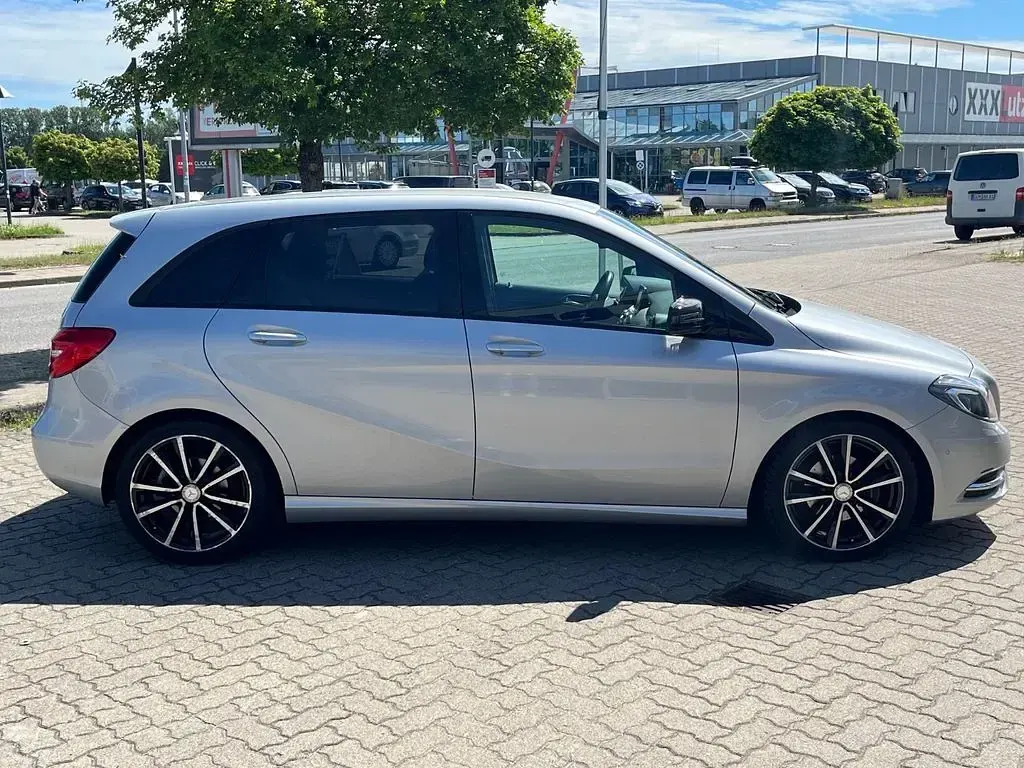 Gebraucht Mercedes B180 Sport 122 PS (89 kW) 2013 Silber Kleinwagen