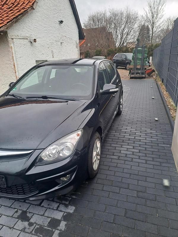 Gebraucht Hyundai i30 90 PS (66 kW) 2011 Schwarz Kleinwagen