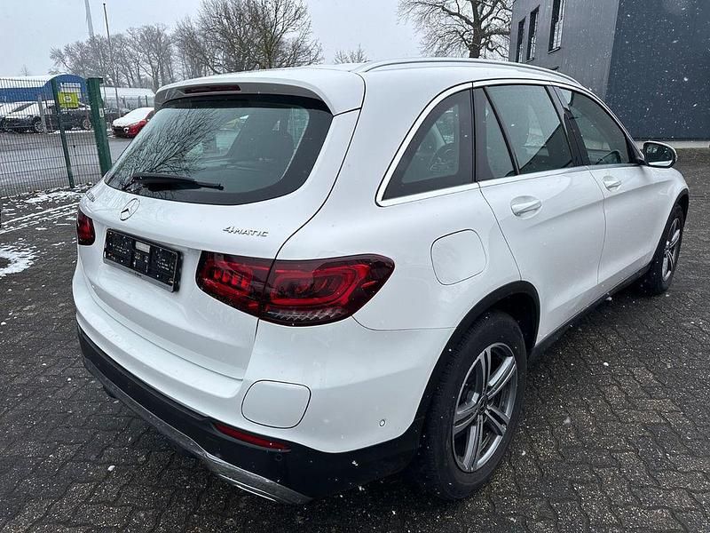 Gebraucht Mercedes GLC300e 306 PS (225 kW) 2021 Weiß SUV