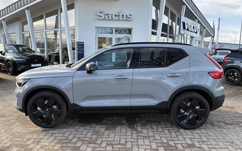 Neu Volvo XC40 Plus 163 PS (119 kW) 2026 Grau SUV