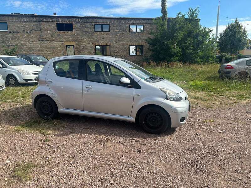 Gebraucht Toyota Aygo 68 PS (50 kW) 2010 Silber Kleinwagen