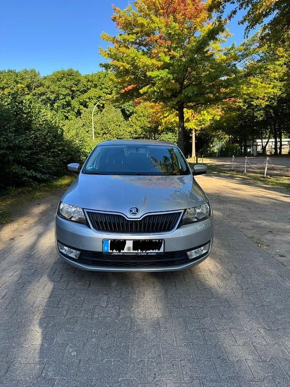 Silber Gebraucht 2013 Skoda Rapid Ambition Limousine | 8.000 € (Fairer Preis) - Bild 1/4