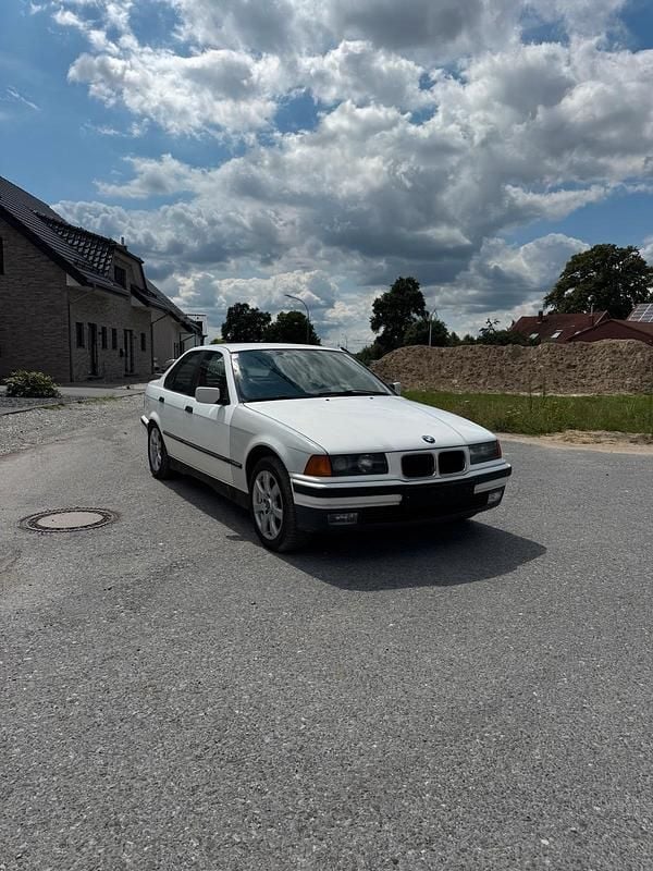 Weiß Gebraucht 1993 BMW 325 Limousine | 3.600 € - Bild 1/4
