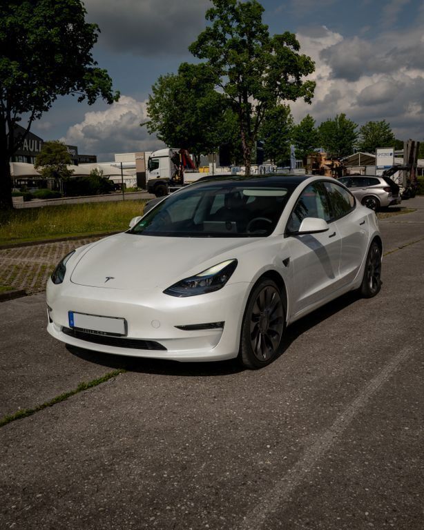 Weiß Gebraucht 2022 Tesla Model 3 Limousine | 40.999 € - Bild 1/4