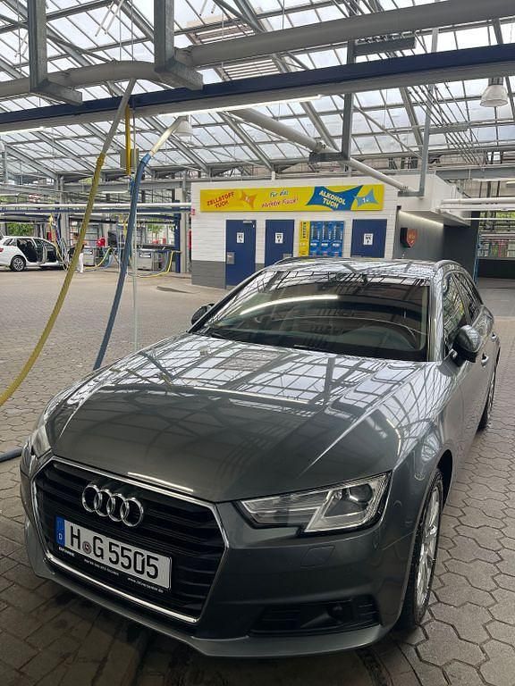 Grau Gebraucht 2017 Audi A4 Ambiente Limousine | 13.500 € (Superpreis) - Bild 1/4