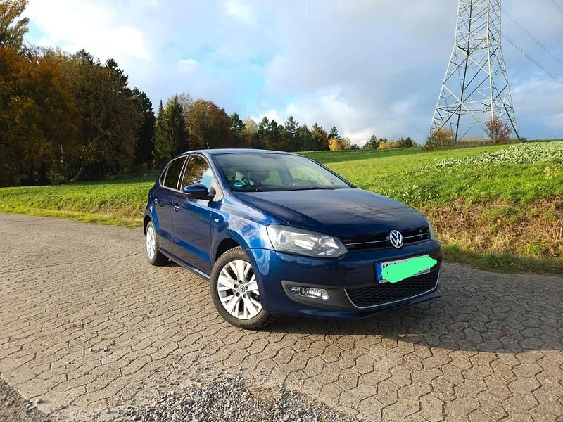 Blau Gebraucht 2013 VW Polo Life Kleinwagen | 5.780 € (Fairer Preis) - Bild 1/4