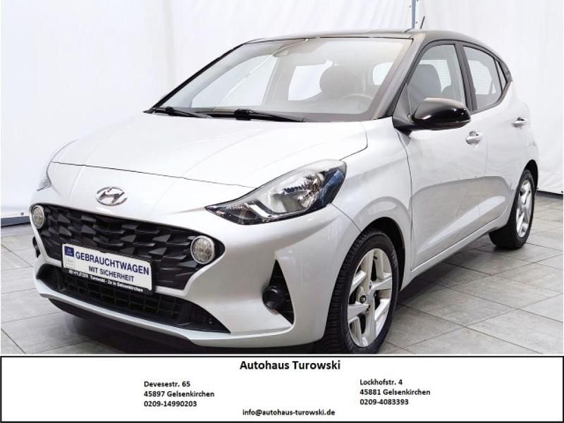 Gebraucht Hyundai i10 84 PS (61 kW) 2023 Sleek silver/ phantom black / Kleinwagen