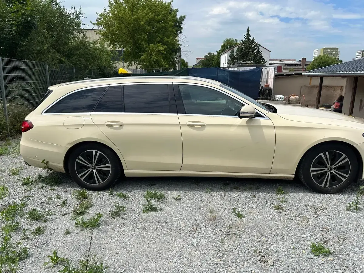 Gebraucht Mercedes E220 194 PS (142 kW) 2020 Andere farben Kombi