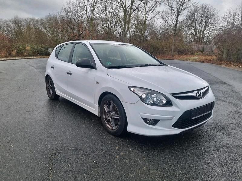 Weiß Gebraucht 2011 Hyundai i30 Limousine | 1.950 € (Superpreis) - Bild 1/4