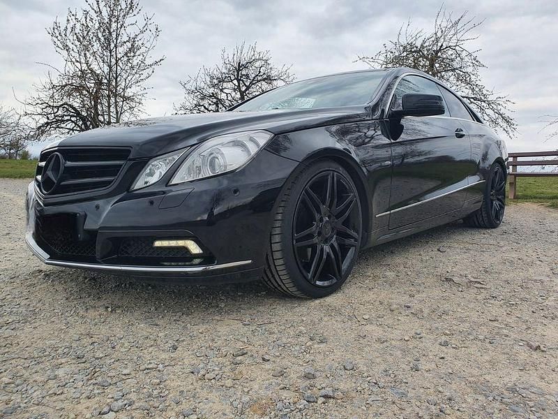 Schwarz Gebraucht 2011 Mercedes E350 Coupé | 11.490 € (Fairer Preis) - Bild 1/4