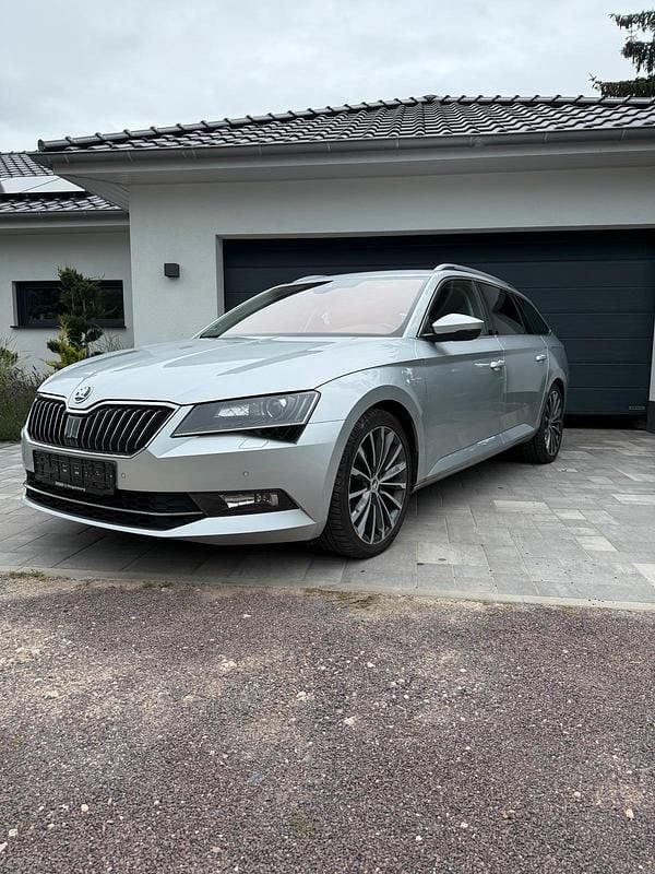Silber Gebraucht 2016 Skoda Superb LAURIN & KLEMENT Kombi | 18.990 € (Fairer Preis) - Bild 1/4