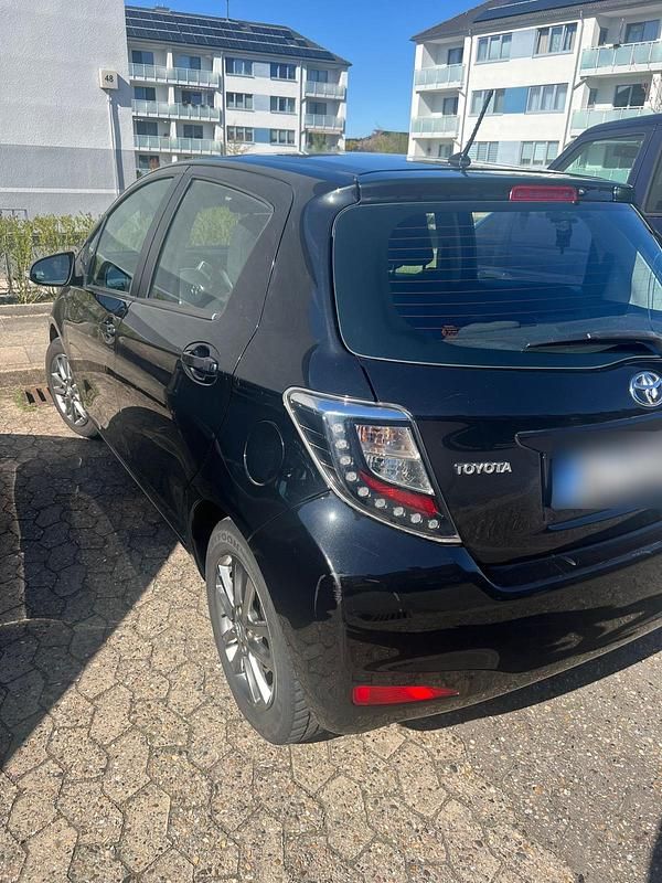 Gebraucht Toyota Yaris 69 PS (50 kW) 2014 Schwarz Kleinwagen
