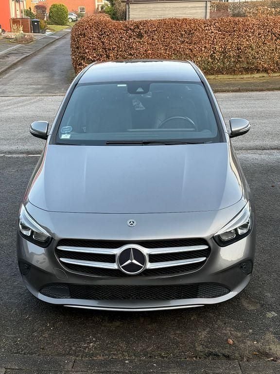 Grau Gebraucht 2019 Mercedes B180 Van / Kleinbus | 19.750 € (Guter Preis) - Bild 1/4