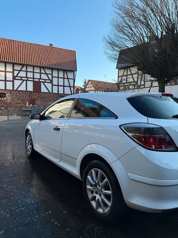 Weiß Gebraucht 2009 Opel Astra GTC Coupé | 3.800 € - Bild 1/4