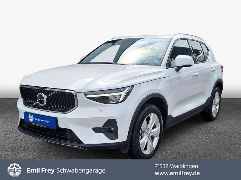 Crystal whiteperleffekt 707 Gebraucht 2024 Volvo XC40 Core SUV | 32.970 € (Guter Preis) - Bild 1/4