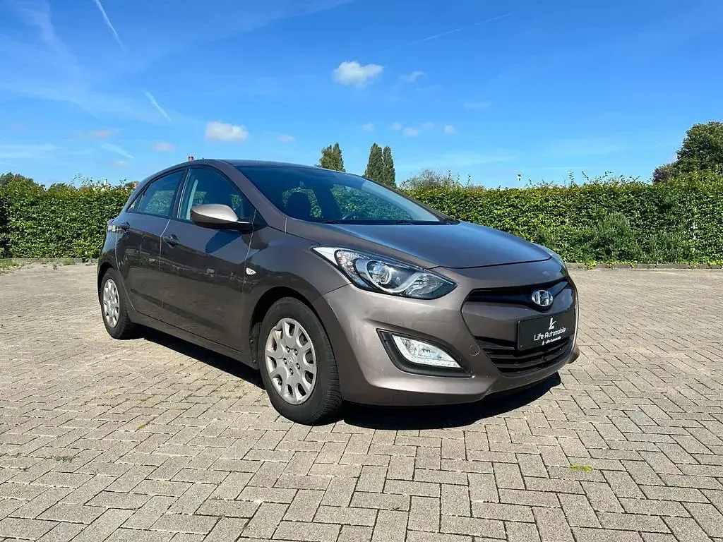 Gebraucht Hyundai i30 Classic 99 PS (72 kW) 2014 Braun Limousine