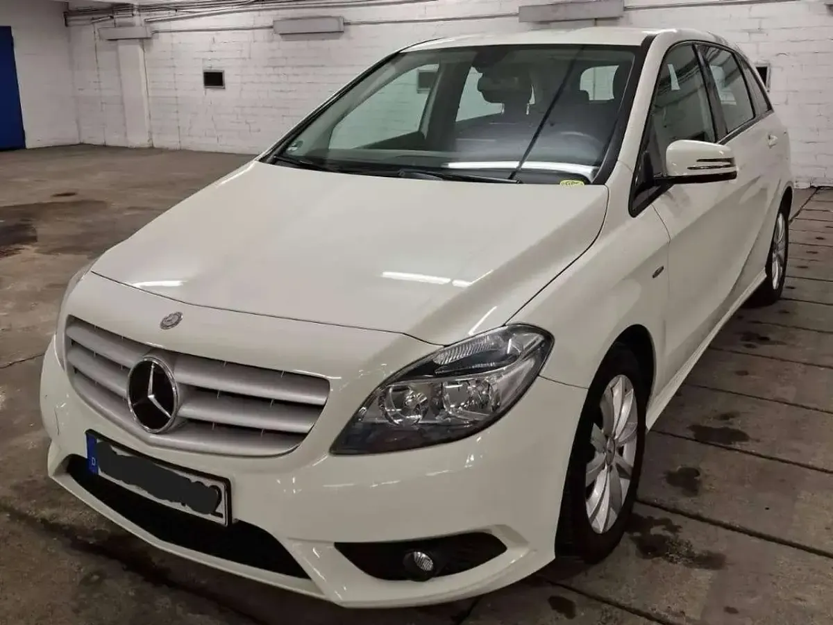 Gebraucht Mercedes B180 122 PS (89 kW) 2012 Weiß Van / Kleinbus