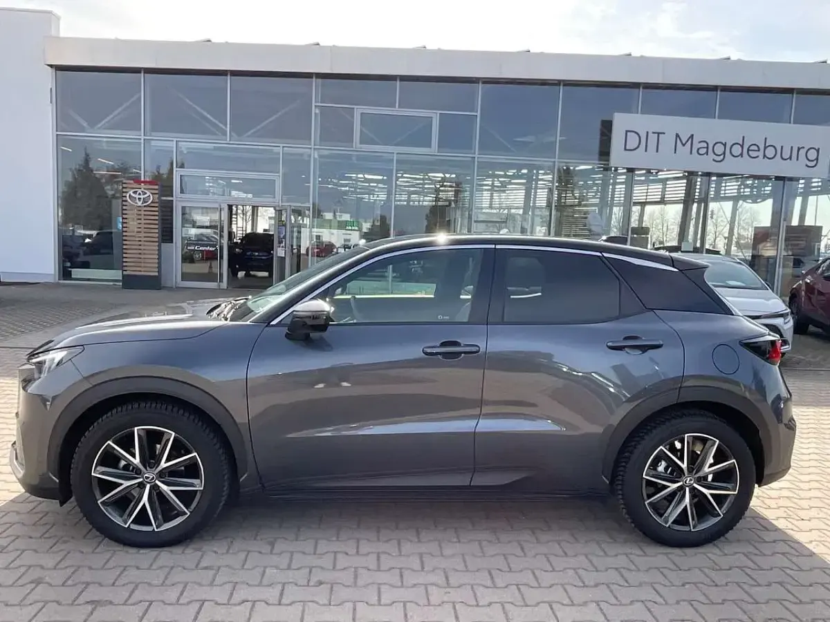 Gebraucht Lexus LBX 136 PS (100 kW) 2025 Sonic chrome (1l1)/ black (202 SUV