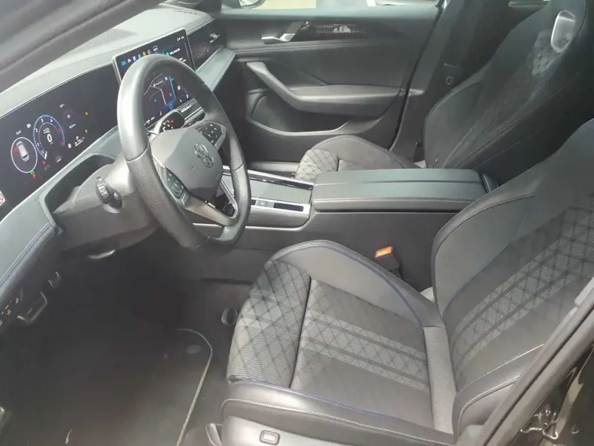 Gebraucht VW Passat R-line 150 PS (110 kW) 2025 Grenadillschwarz metallic Kombi