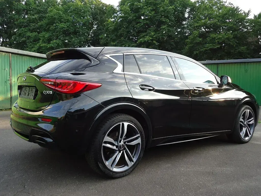 Gebraucht Infiniti Q30 Sport Tech 156 PS (114 kW) 2017 Schwarz Limousine
