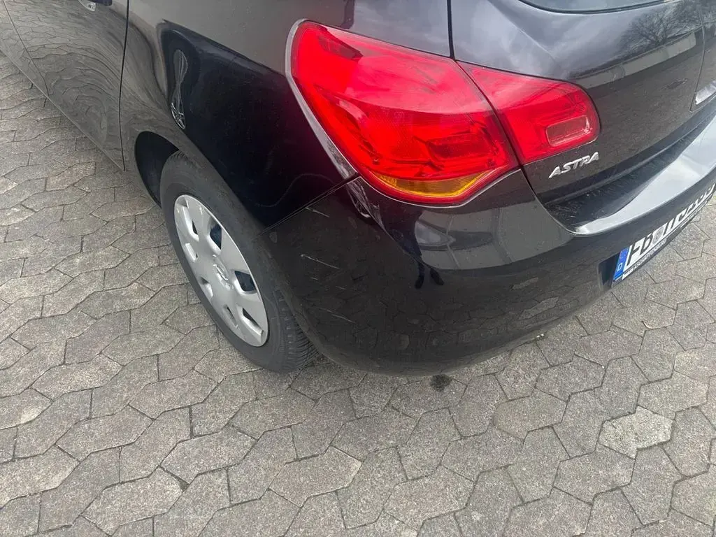 Używany Opel Astra Design Edition 101 KM (74 kW) 2011 Czarny Sedan/Limuzyna