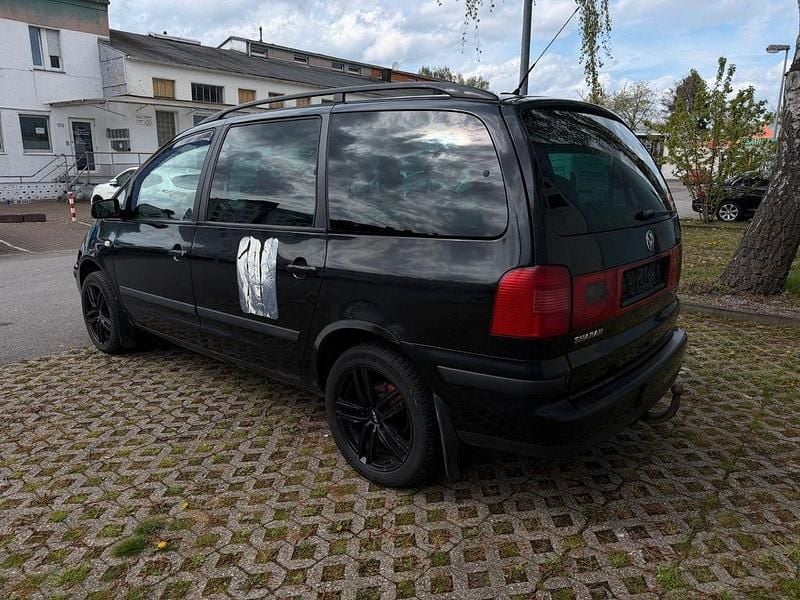 Second-hand VW Sharan 116 CP (85 kW) 2002 Negru Monovolum