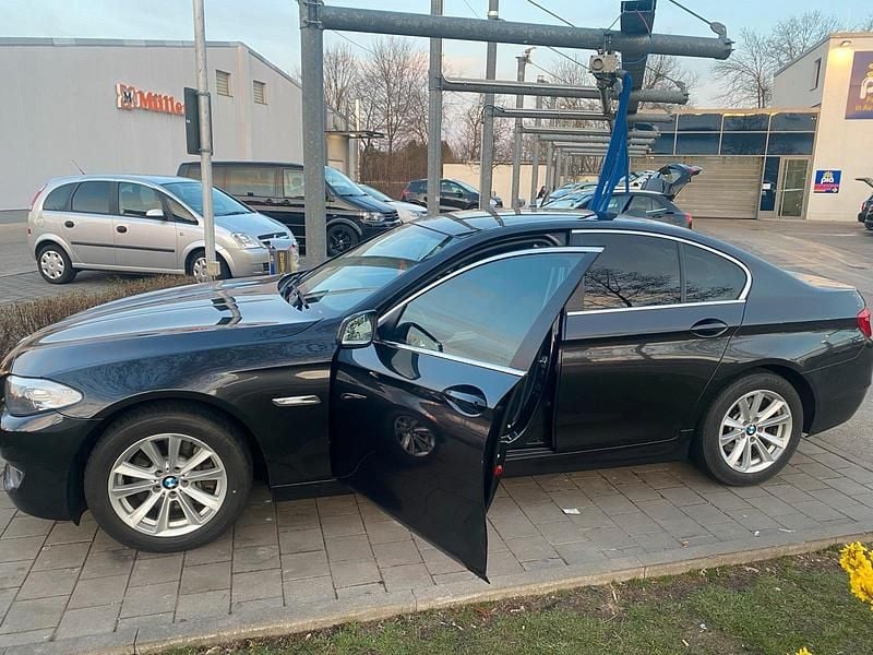 Schwarz Gebraucht 2011 BMW 525 Limousine | 7.450 € (Guter Preis) - Bild 1/4