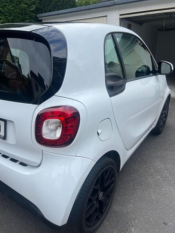 Weiß Gebraucht 2019 Smart ForTwo Coupé Kleinwagen | 12.600 € (Fairer Preis) - Bild 1/4