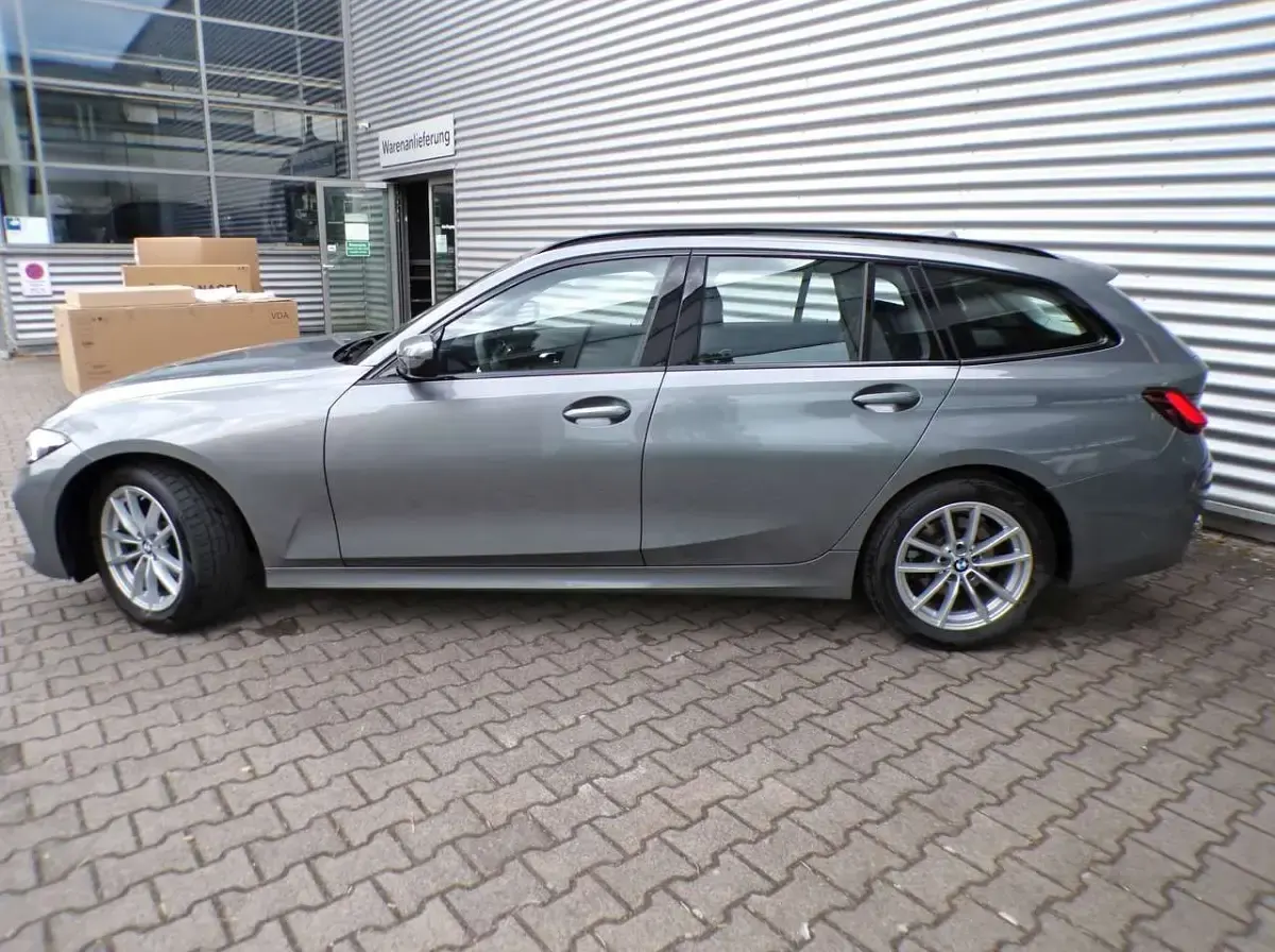 Gebraucht BMW 318 Sport Line 156 PS (114 kW) 2025 Grau Kombi