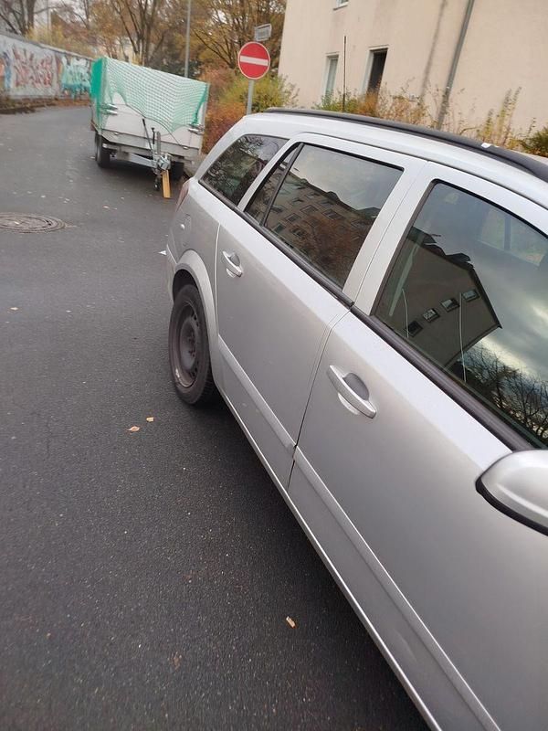 Silber Gebraucht 2005 Opel Astra Edition+ Limousine | 500 € (Superpreis) - Bild 1/4