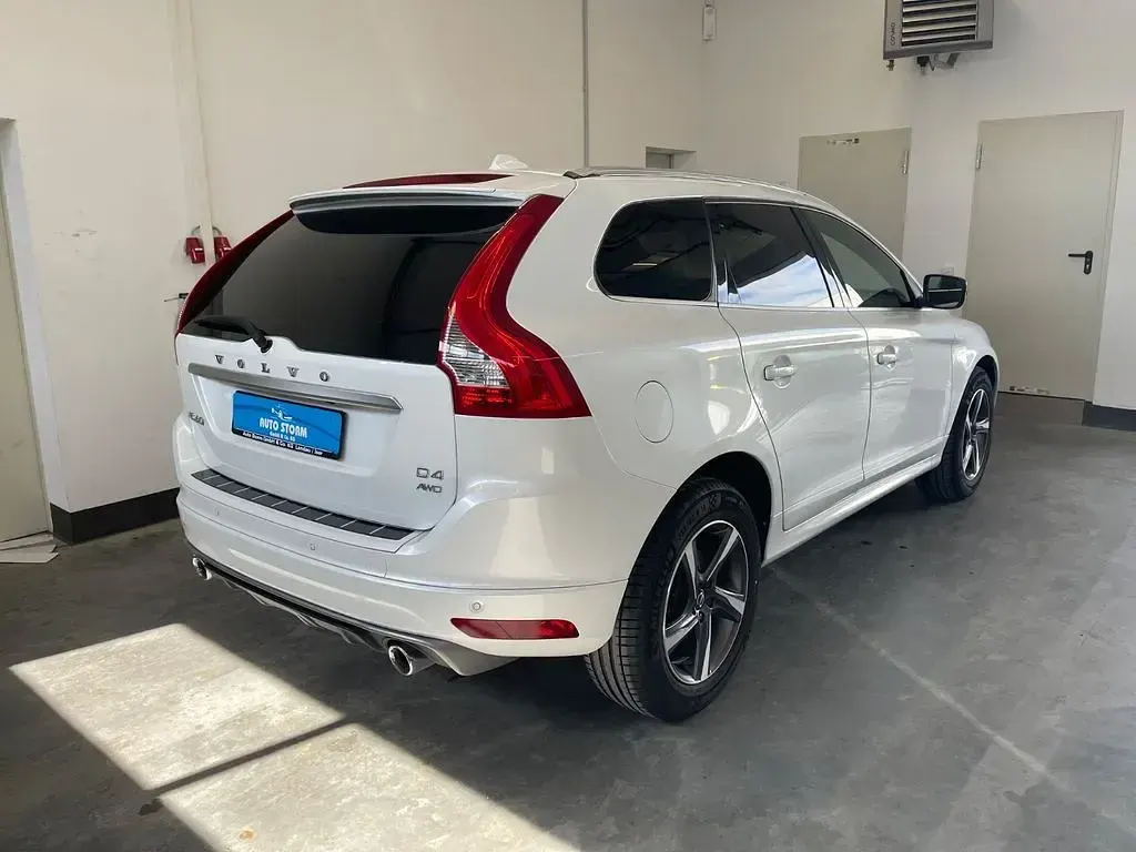 Gebraucht Volvo XC60 R-Design Momentum 220 PS (161 kW) 2015 Crystal white pearl / metallic SUV