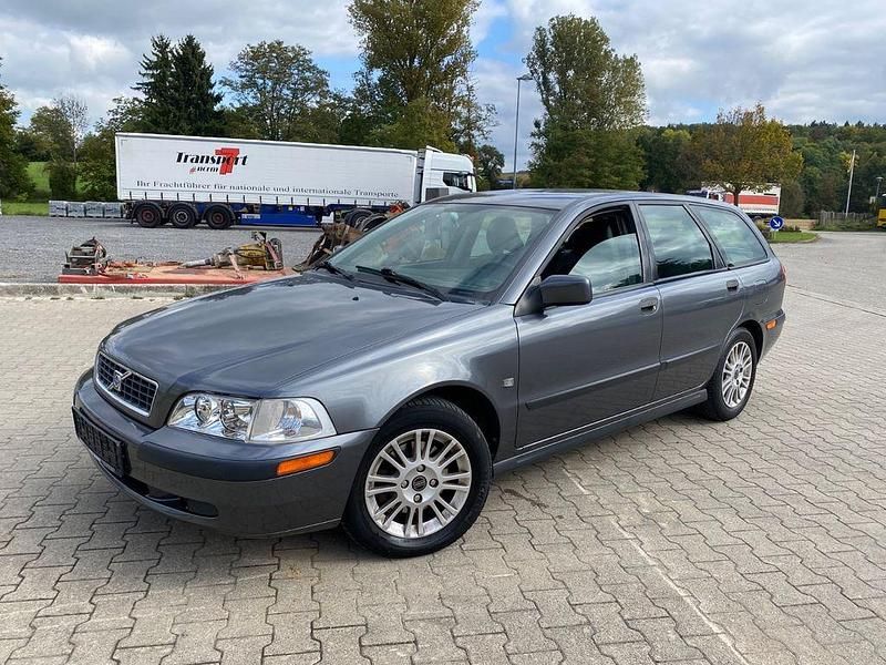 Grau Gebraucht 2003 Volvo V40 Standard Kombi | 1.799 € (Teuer) - Bild 1/4