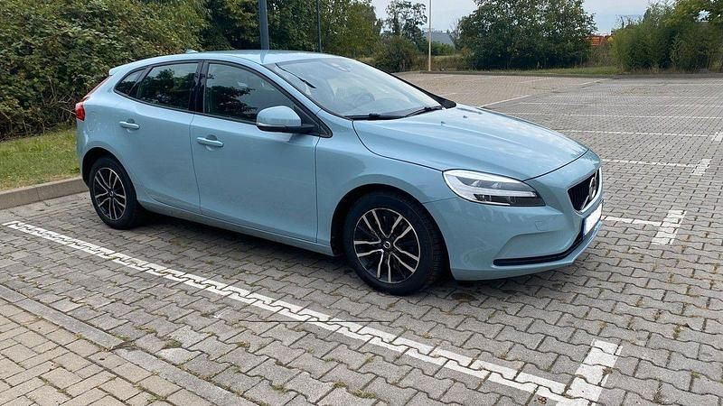 Blau Gebraucht 2018 Volvo V40 Momentum Limousine | 12.200 € (Fairer Preis) - Bild 1/4