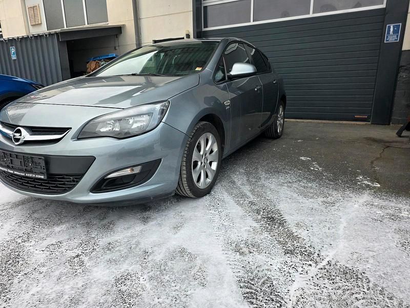 Gebraucht Opel Astra Active 120 PS (88 kW) 2013 Andere farben Limousine