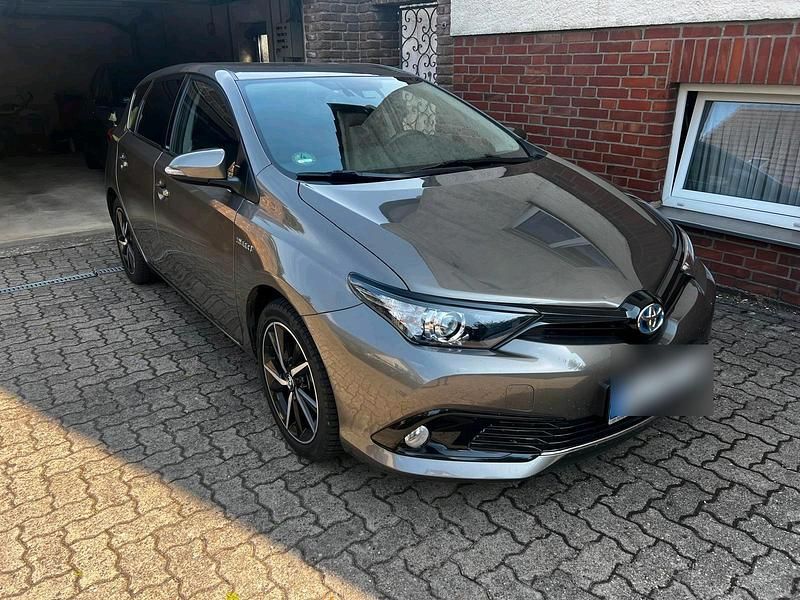 Braun Gebraucht 2017 Toyota Auris Hybrid Limousine | 14.900 € (Fairer Preis) - Bild 1/4