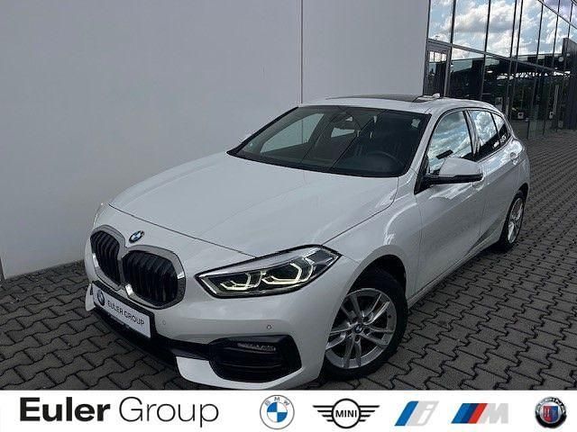 Weiss Gebraucht 2021 BMW 118 Sport Line Kleinwagen | 19.688 € (Guter Preis) - Bild 1/4