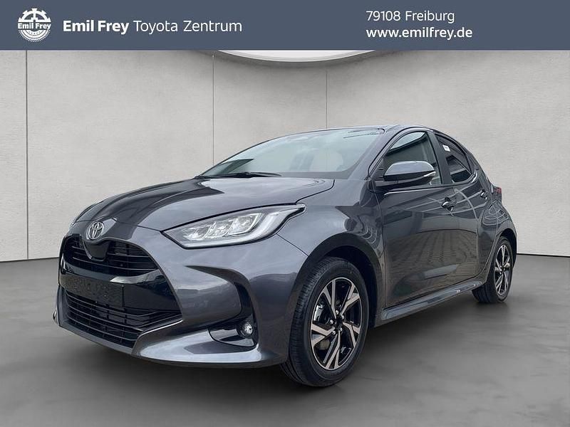 Grau Neu 2025 Toyota Yaris Hybrid Comfort Limousine | 26.590 € (Fairer Preis) - Bild 1/4