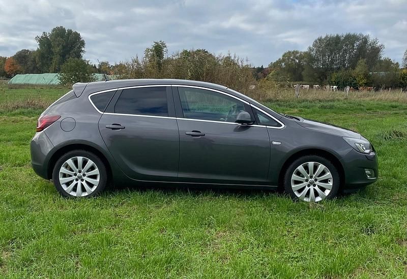 Gebraucht Opel Astra 140 PS (102 kW) 2010 Grau Limousine