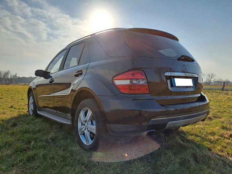 Schwarz Gebraucht 2005 Mercedes ML500 SUV | 12.250 € (Fairer Preis) - Bild 1/4