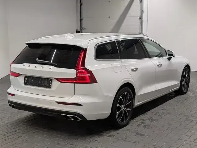 Gebraucht Volvo V60 Momentum 190 PS (139 kW) 2020 Solidweiss Kombi