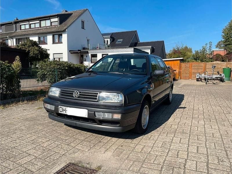 Grau Gebraucht 1993 VW Vento Limousine | 3.499 € - Bild 1/4