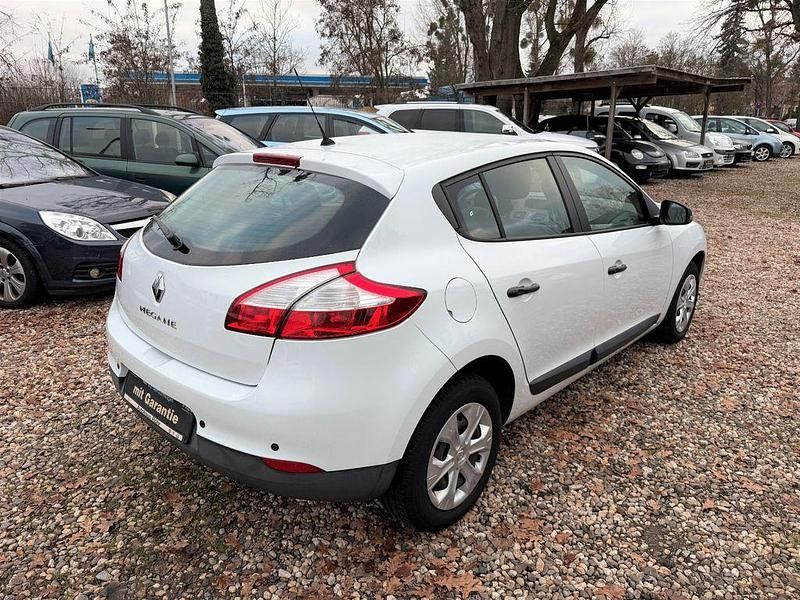 Gebraucht Renault Mégane Authentique 101 PS (74 kW) 2011 Weiß Limousine
