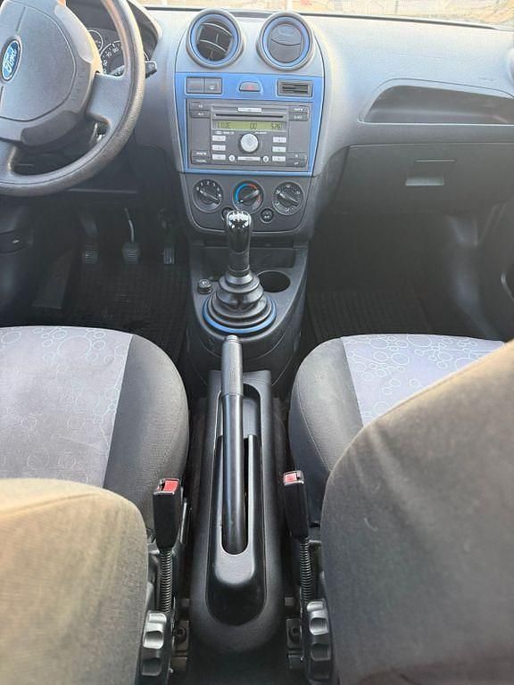 Gebraucht Ford Fiesta Ambiente 60 PS (44 kW) 2005 Blau Kleinwagen