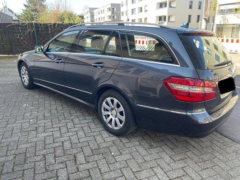 Gebraucht Mercedes E220 Elegance 170 PS (125 kW) 2011 Schwarz Limousine