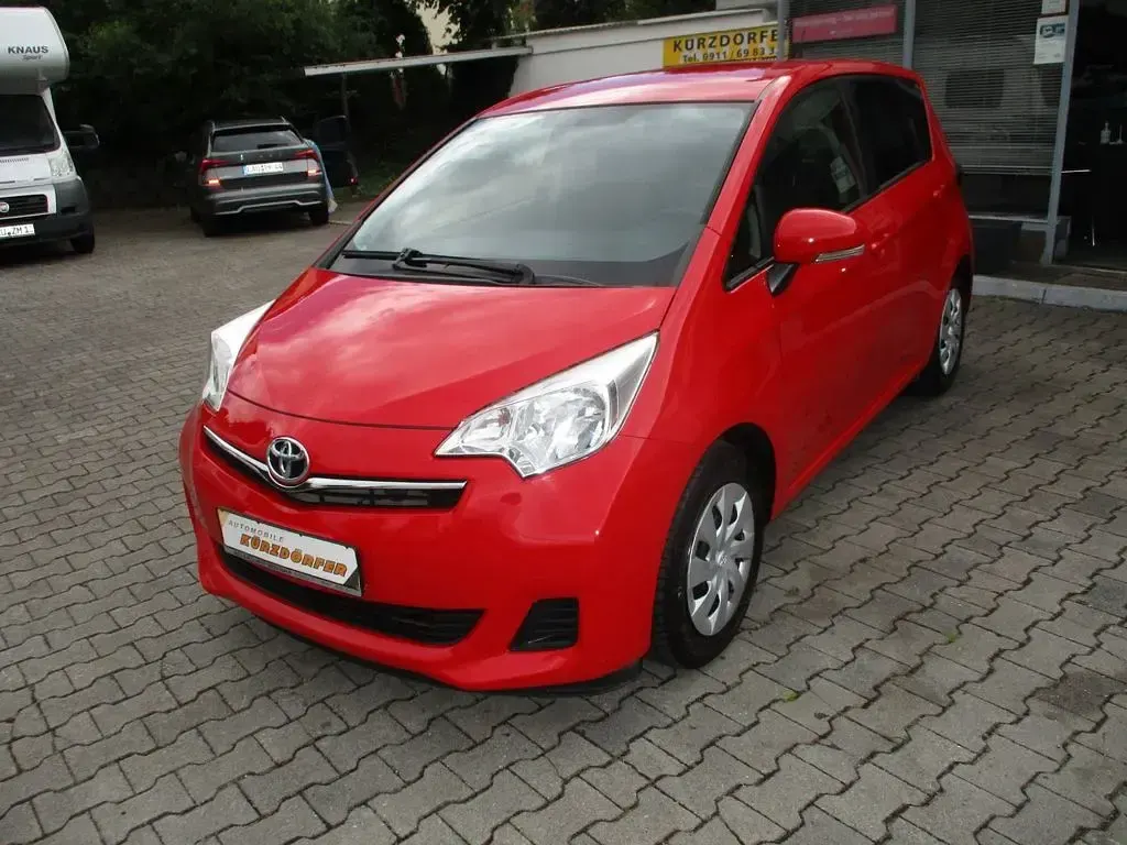 Gebraucht Toyota Verso-S Cool 99 PS (72 kW) 2014 Rot Van / Kleinbus